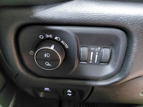 Used 2020 RAM 1500 Laramie AWD/4WD image 39