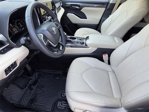 Certified 2025 Toyota Highlander Limited image 6
