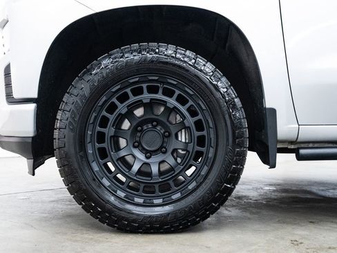Used 2020 Chevrolet Silverado 1500 Custom w/ Custom Value Package AWD/4WD image 7