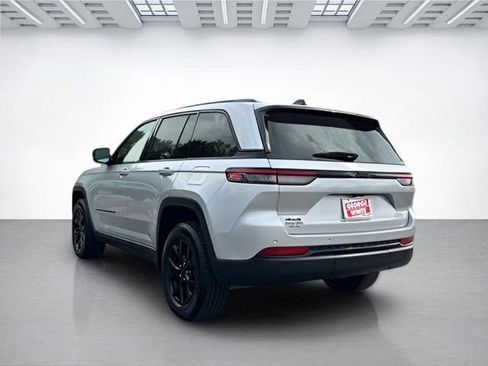 Used 2024 Jeep Grand Cherokee Altitude image 6