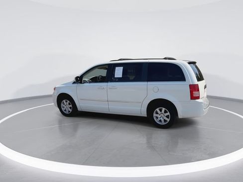 Used 2010 Chrysler Town & Country Touring FWD image 8