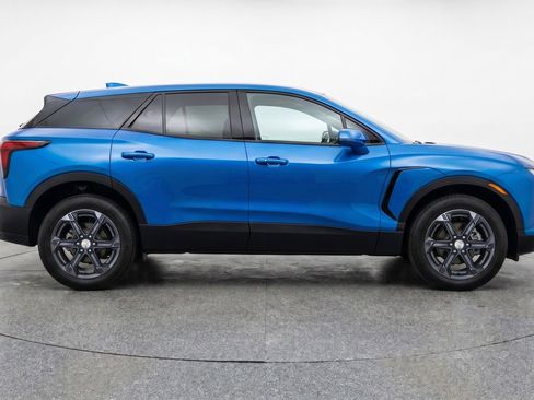 Used 2025 Chevrolet Blazer LT FWD image 11