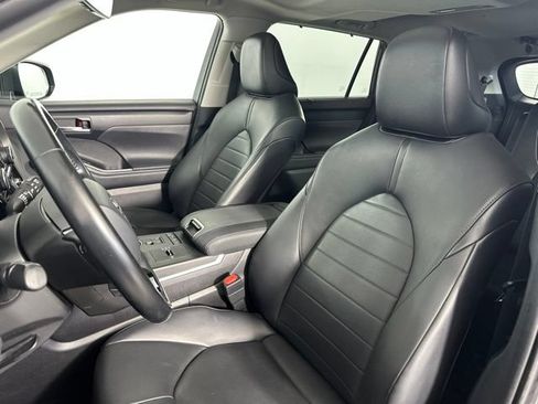 Used 2021 Toyota Highlander XLE AWD/4WD image 18