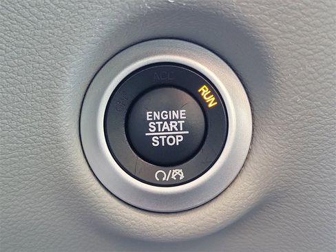 Certified 2023 Chrysler Pacifica Touring-L image 6