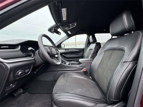 New 2025 Jeep Grand Cherokee Altitude image 18