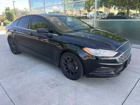 Used 2017 Ford Fusion SE w/ Fusion SE Technology Package FWD image 2