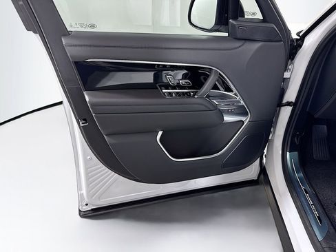 New 2026 Land Rover Range Rover Long Wheelbase SE image 23