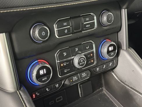 Used 2023 Chevrolet Suburban Premier image 21