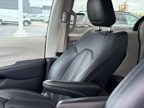 Used 2024 Chrysler Pacifica Touring-L FWD image 14