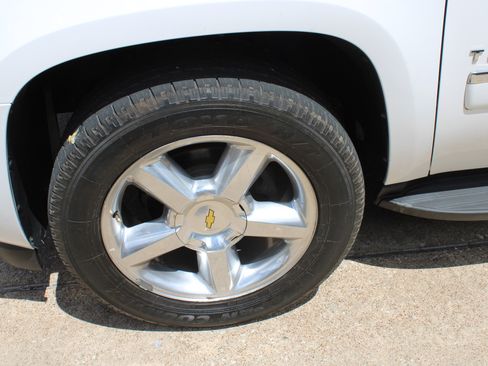 Used 2010 Chevrolet Tahoe LTZ RWD image 16