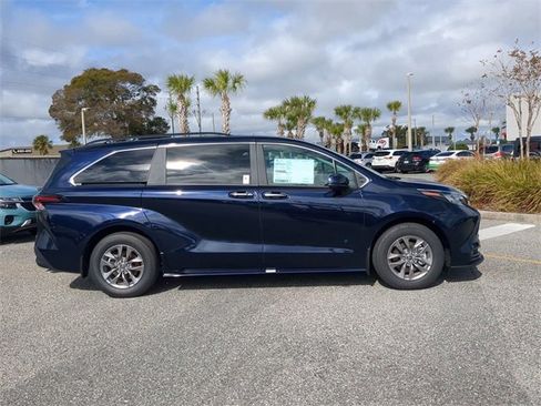 New 2026 Toyota Sienna XLE image 3