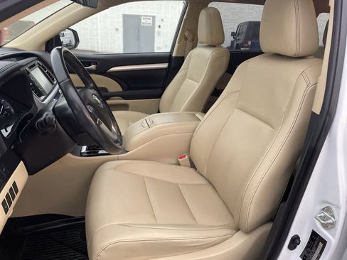 Used 2019 Toyota Highlander XLE image 12