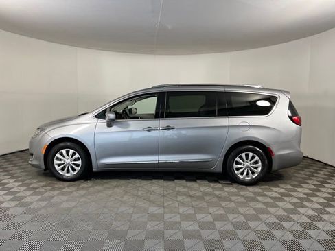 Used 2019 Chrysler Pacifica Touring-L image 4