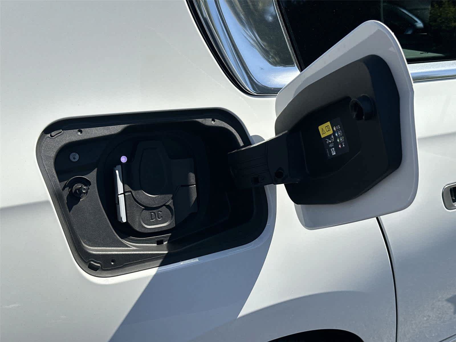 Used 2025 BMW i7 eDrive50 w/ Premium Package RWD image 10