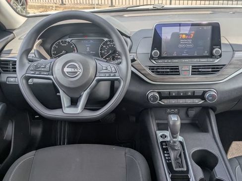 Used 2025 Nissan Altima 2.5 SV FWD image 30