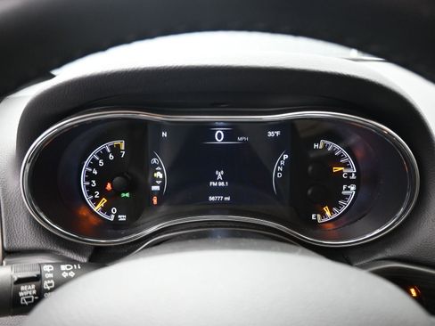 Used 2021 Jeep Grand Cherokee Laredo image 10