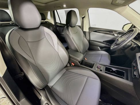 Used 2025 Volkswagen Tiguan SE w/ Panoramic Sunroof Package AWD/4WD image 26