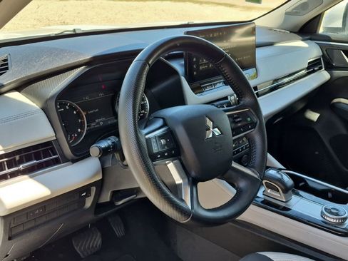 Used 2025 Mitsubishi Outlander SE image 7