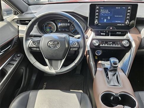 Used 2022 Toyota Venza XLE image 6