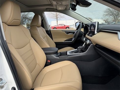 Used 2025 Toyota RAV4 XLE Premium image 28