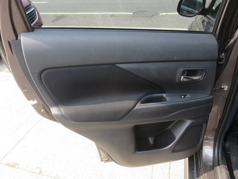 Used 2016 Mitsubishi Outlander SE AWD/4WD image 29