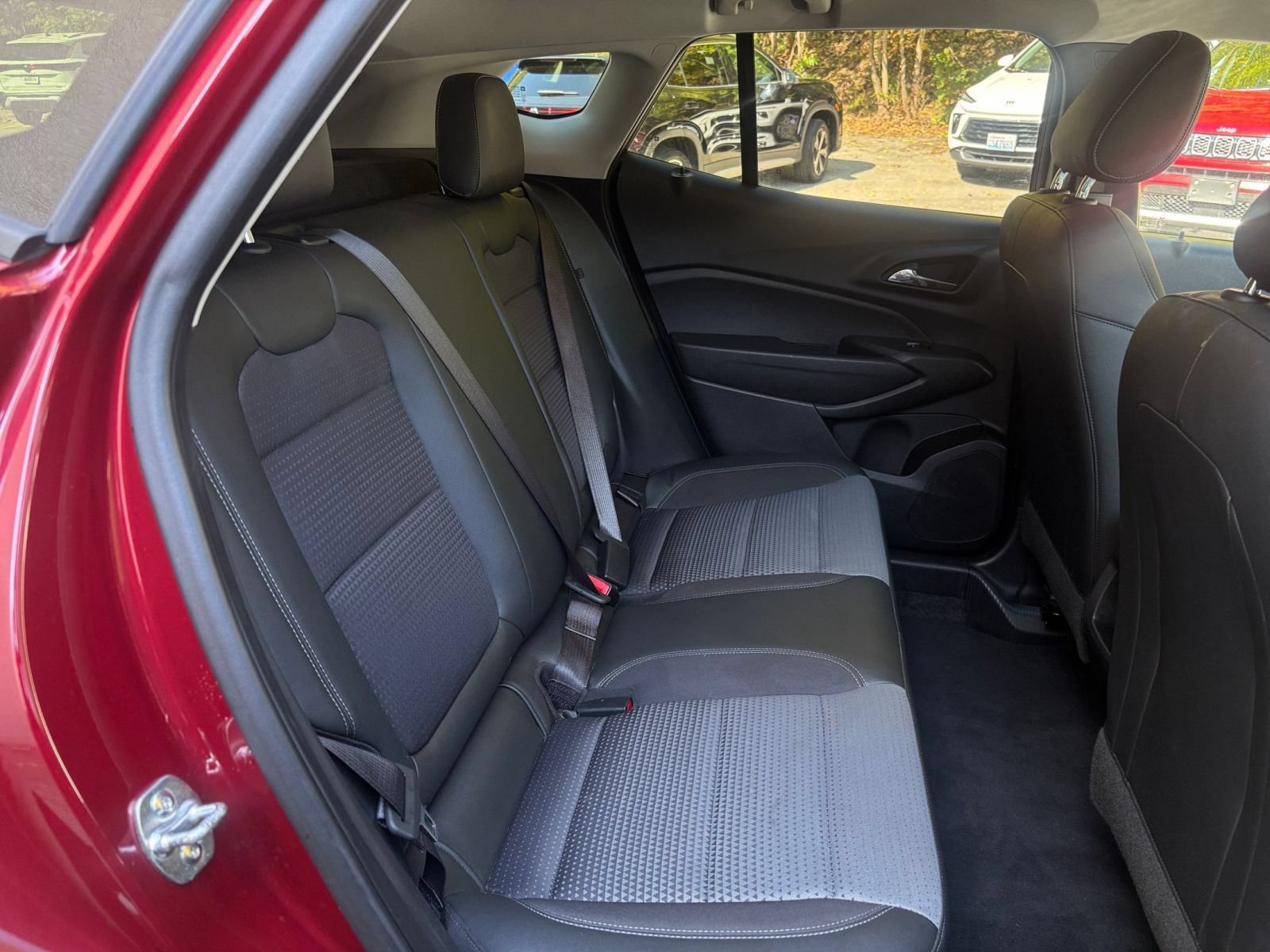 Used 2025 Chevrolet Trax LT w/ LT Convenience Package FWD image 38