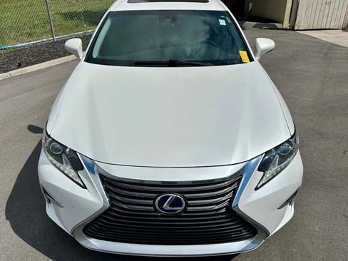 Used 2016 Lexus ES 300h w/ Navigation System Package image 2
