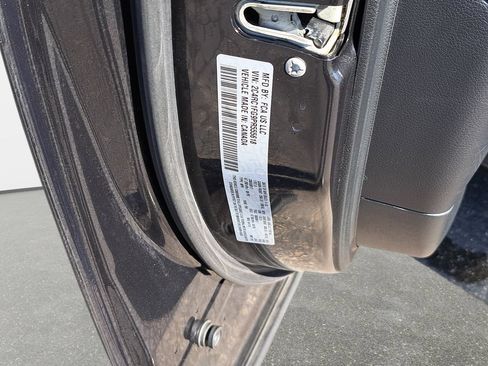 Used 2023 Chrysler Pacifica Touring FWD image 37