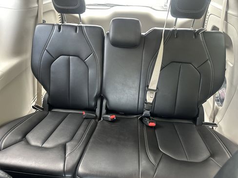 Used 2024 Chrysler Pacifica Touring-L FWD image 14