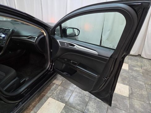 Used 2020 Ford Fusion SE image 9