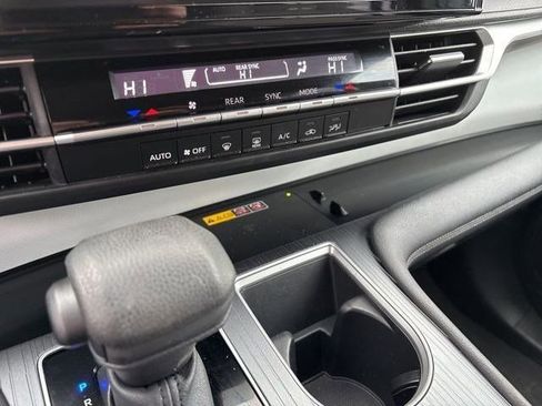Used 2025 Toyota Sienna LE FWD image 23