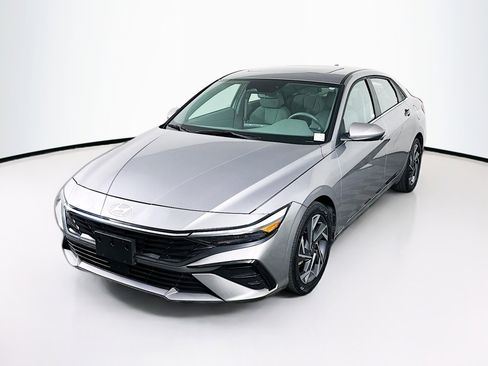 Used 2025 Hyundai Elantra SEL FWD image 3