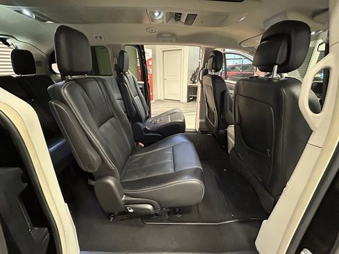 Used 2015 Chrysler Town & Country Touring image 42