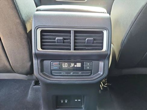 Used 2025 Volkswagen Atlas SE FWD image 17