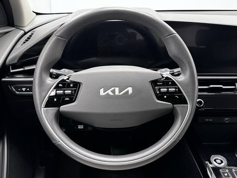 Used 2023 Kia Niro EX image 29