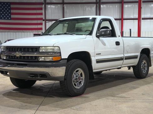 Used 2000 Chevrolet Silverado 1500 LS 2dr 4WD Standard Cab LB w/ Exterior Appearance Pkg image 1