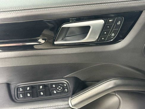 Certified 2022 Porsche Cayenne Platinum Edition image 11