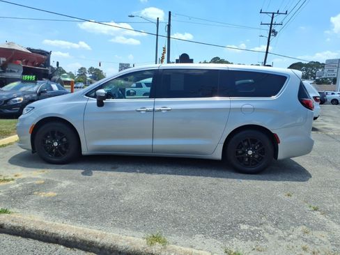 Used 2023 Chrysler Pacifica Touring-L FWD image 5