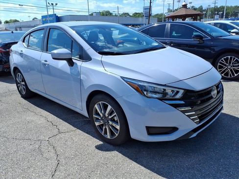Used 2025 Nissan Versa SV FWD image 2