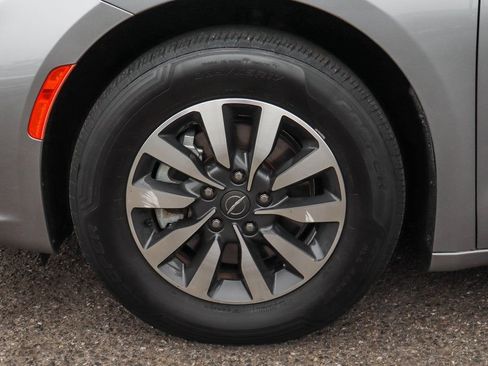 Used 2021 Chrysler Pacifica Touring-L image 50