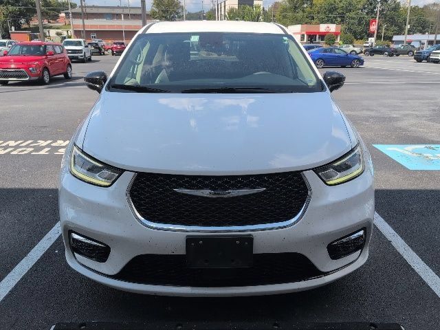 Used 2024 Chrysler Pacifica Touring-L FWD image 2