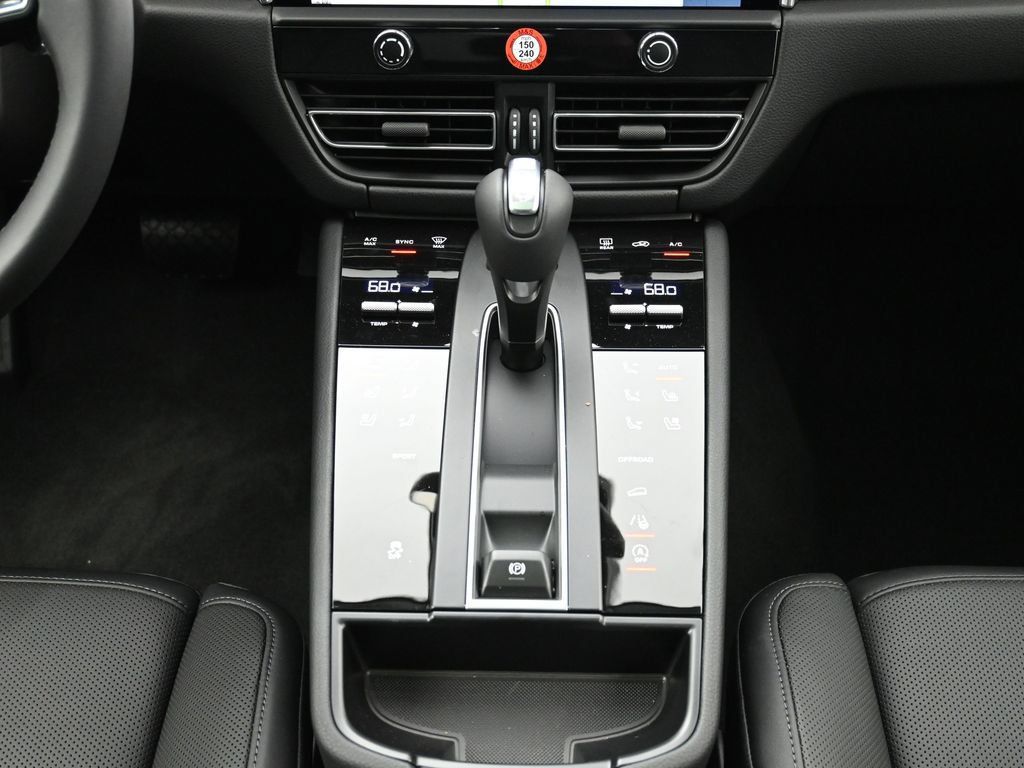 Certified 2025 Porsche Macan AWD/4WD image 27