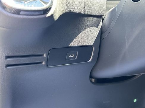 Certified 2024 Volvo XC40 B5 Core AWD/4WD image 17