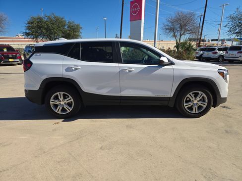 Used 2024 GMC Terrain SLE image 2