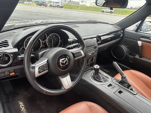 Used 2008 MAZDA MX-5 Miata Grand Touring w/ Premium Pkg RWD image 9