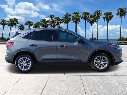 Used 2022 Ford Escape SE image 3