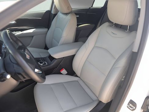 Used 2023 Cadillac XT4 Luxury w/ Cold Weather Package FWD image 8