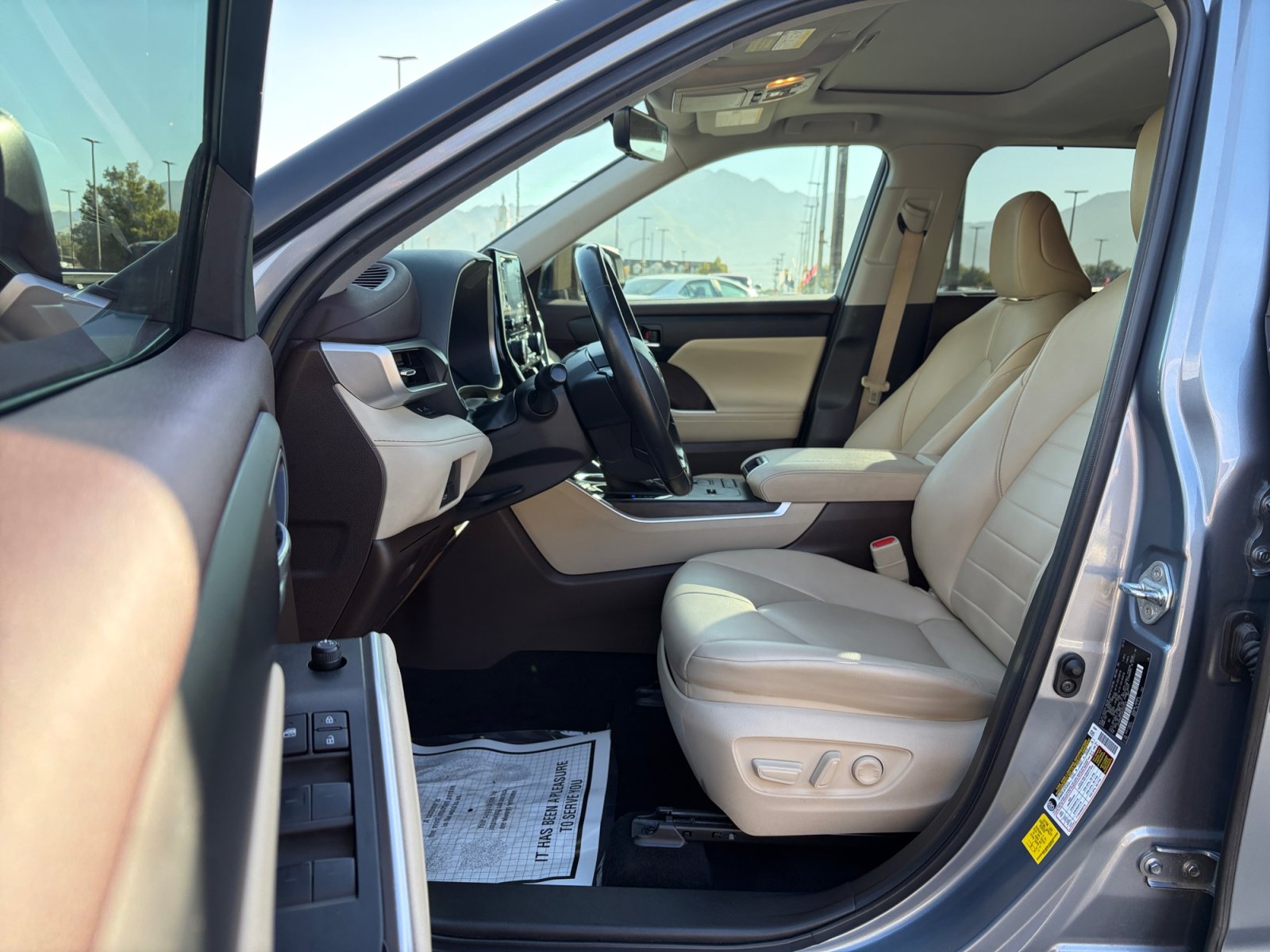 Used 2022 Toyota Highlander XLE AWD/4WD image 11