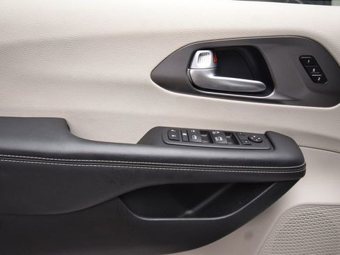 Used 2024 Chrysler Pacifica Touring-L image 24