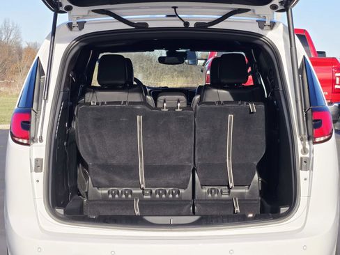 Used 2024 Chrysler Pacifica Limited image 15